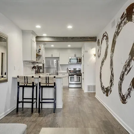Artsy Space In Travis Heights With Shared Pool - Ash!